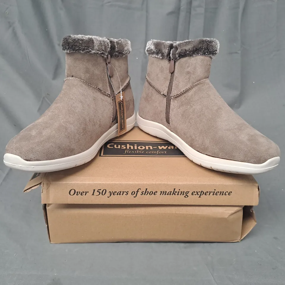 BOXED PAIR OF CUSHION-WALK BOOTS IN TAUPE SIZE 6