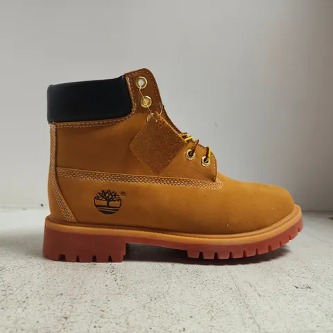 BOXED PAIR OF TIMBERLAND ANKLE BOOTS IN WHEAT SIZE UK 7