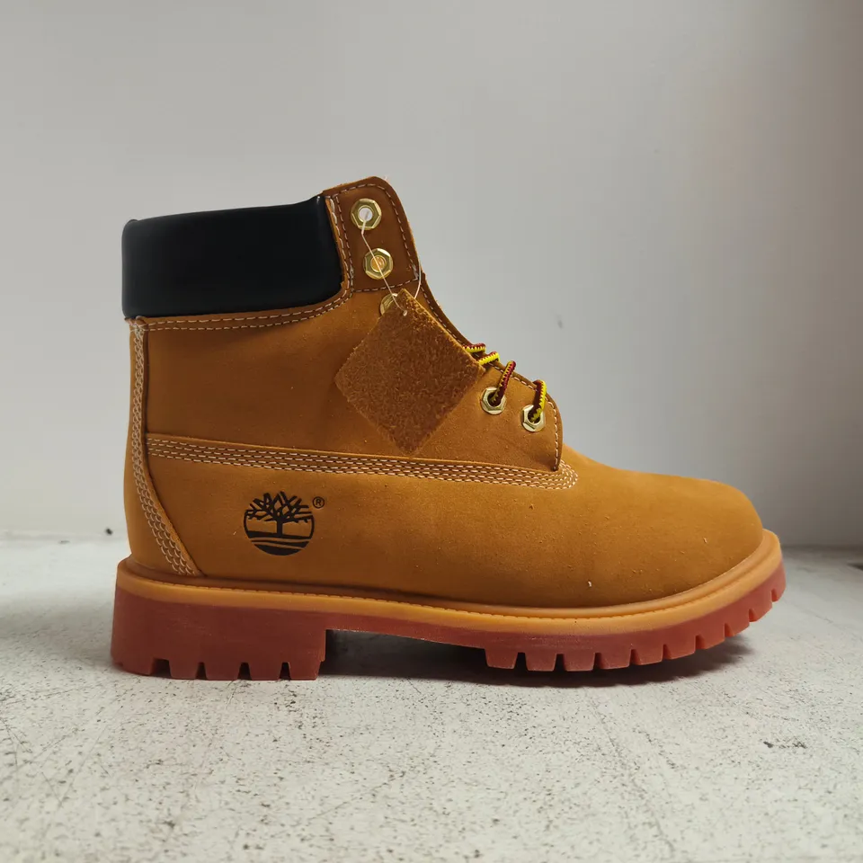 BOXED PAIR OF TIMBERLAND ANKLE BOOTS IN WHEAT SIZE UK 7