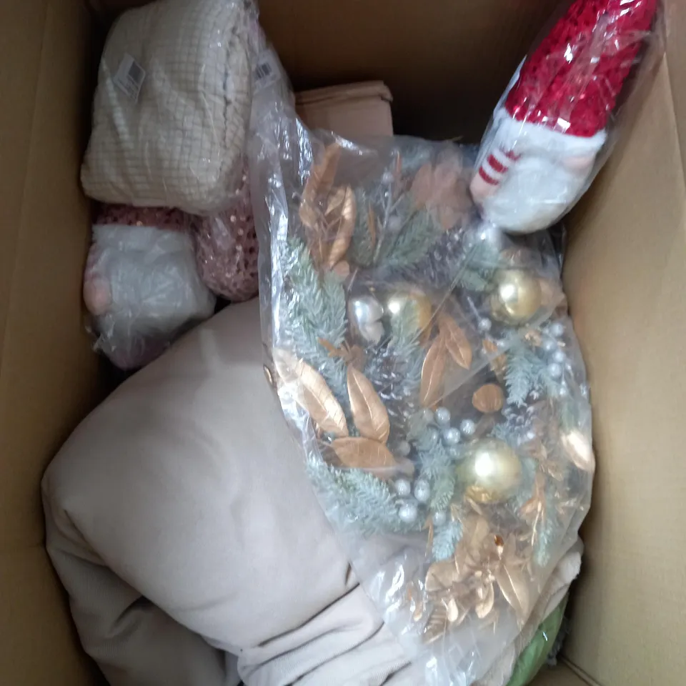 BOX OF APROXIMATELY 12 ASSORTED HOUSEHOLD ITEMS TO INCLUDE WRAITHS , LED LIGHTING , WATER BOTTLES , ETC 