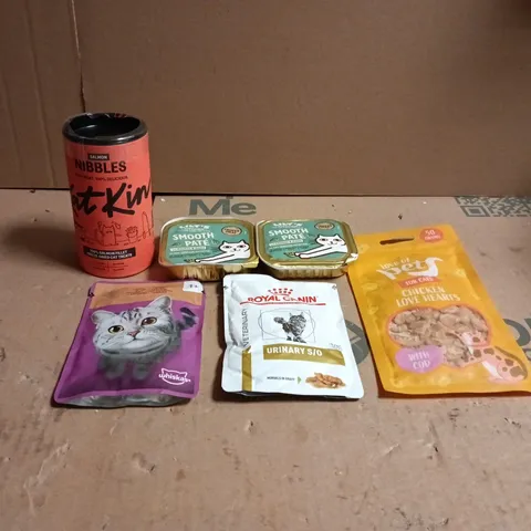 TOTE OF APPROXIMATELY 25 X ASSORTED CAT FOOD ITEMS TO INCLUDE WHISKAS, ROYAL CANIN, LILYS KITCHEN ETC