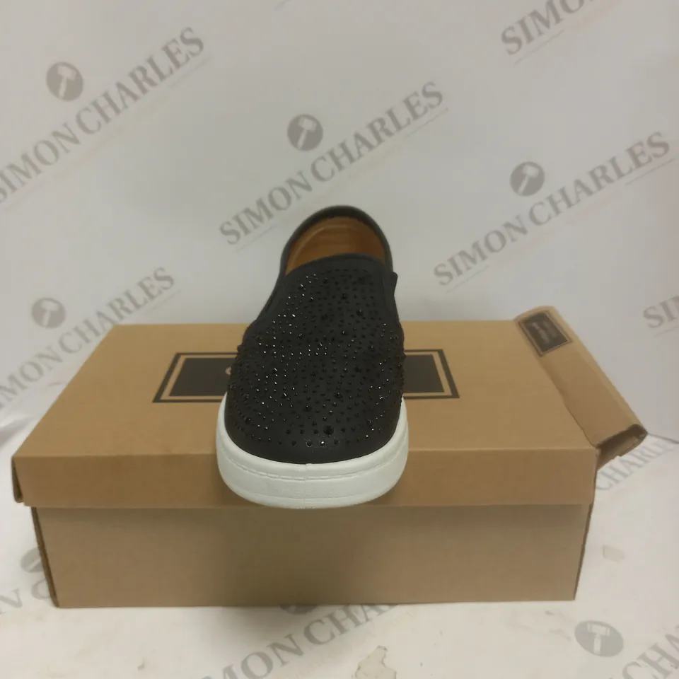 BOXED PAIR OF CUSHION WALK BLACK STUDDED SHOES - SIZE 6