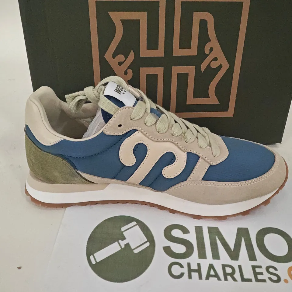 BOXED PAIR OF WUSHU RUYI CLUB TRAINERS - UK 6