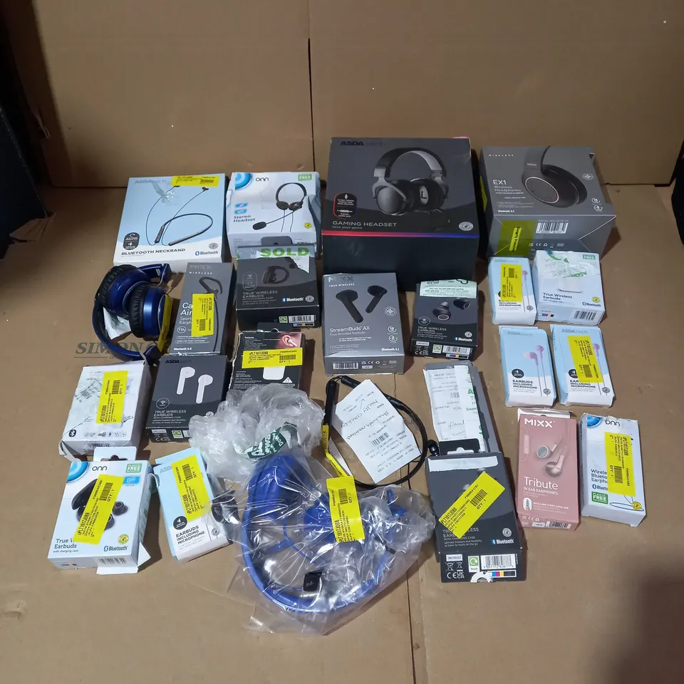 LOT OF APPROX. 25 ASSORTED HEADPHONES TO INCLUDE JVC, MIXX, ONN ETC