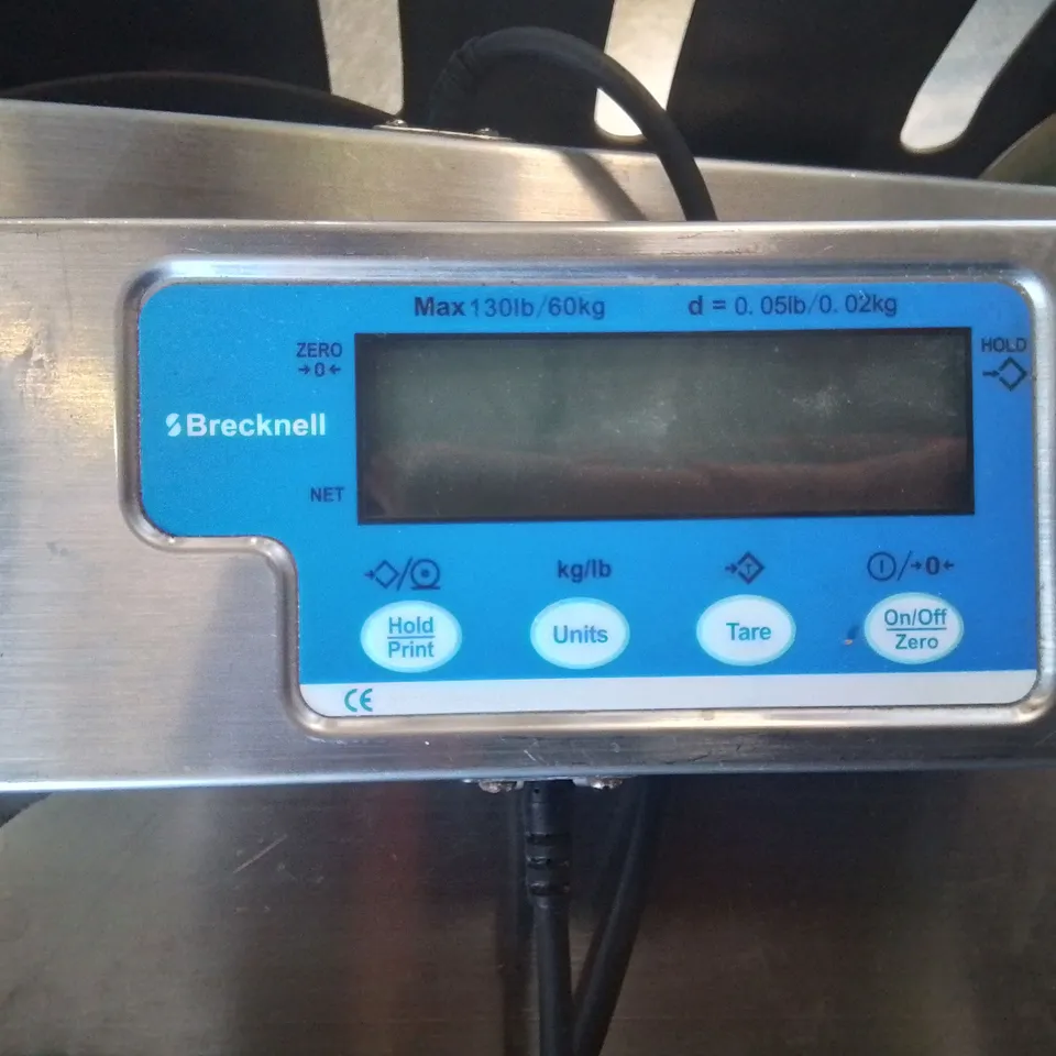 LOT CONTAINING DIGITAL WEIGHING SCALES AND A VARIETY OF PLATES IN VARIOUS DESIGNS AND SIZES