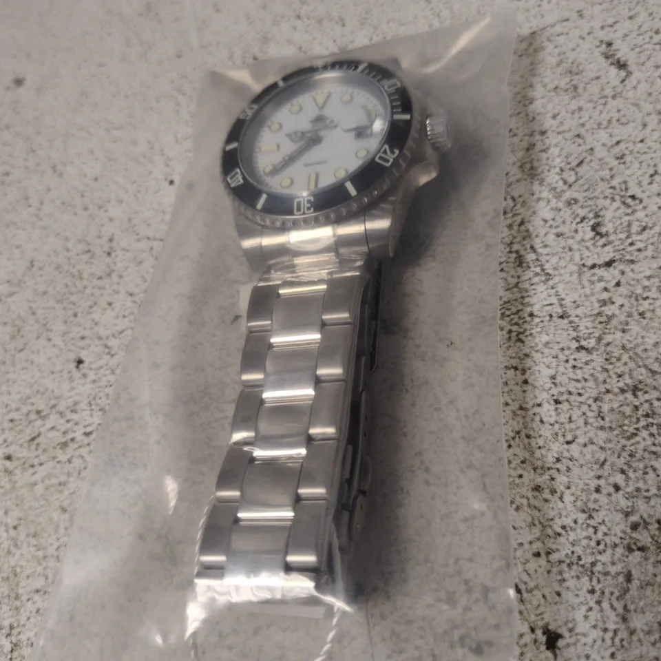 DIVER-STYLE STAINLESS STEEL WRISTWATCH – WHITE DIAL, BLACK BEZEL