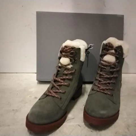 BOXED VIONIC BOOTS SIZE 4 , OLIVE , 3 PAIRS