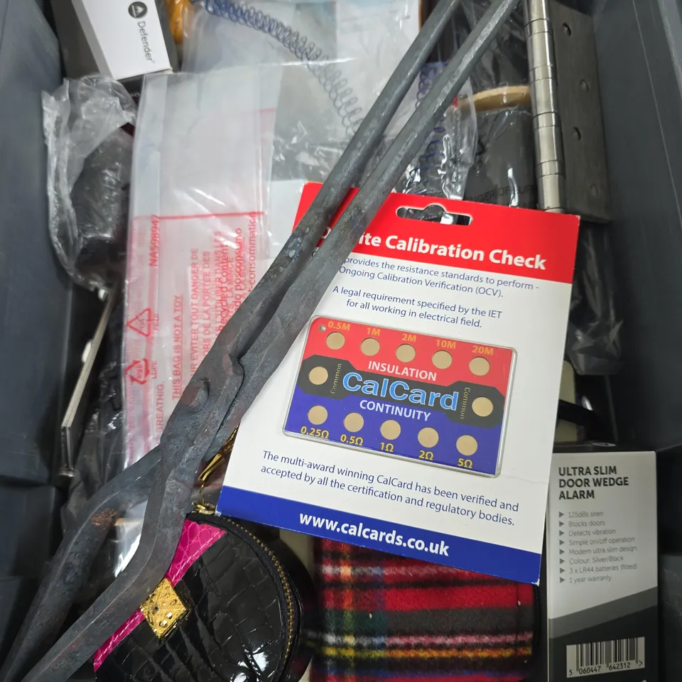 APPROXIMATELY 15 ASSORTED HOUSEHOLD PRODUCTS TO INCLUDE CASTLES OF BRITAIN PASSPORT HOLDER, SPECIAL OPS HEAD TORCH AND ULTRA SLIM DOOR WEDGE ALARM