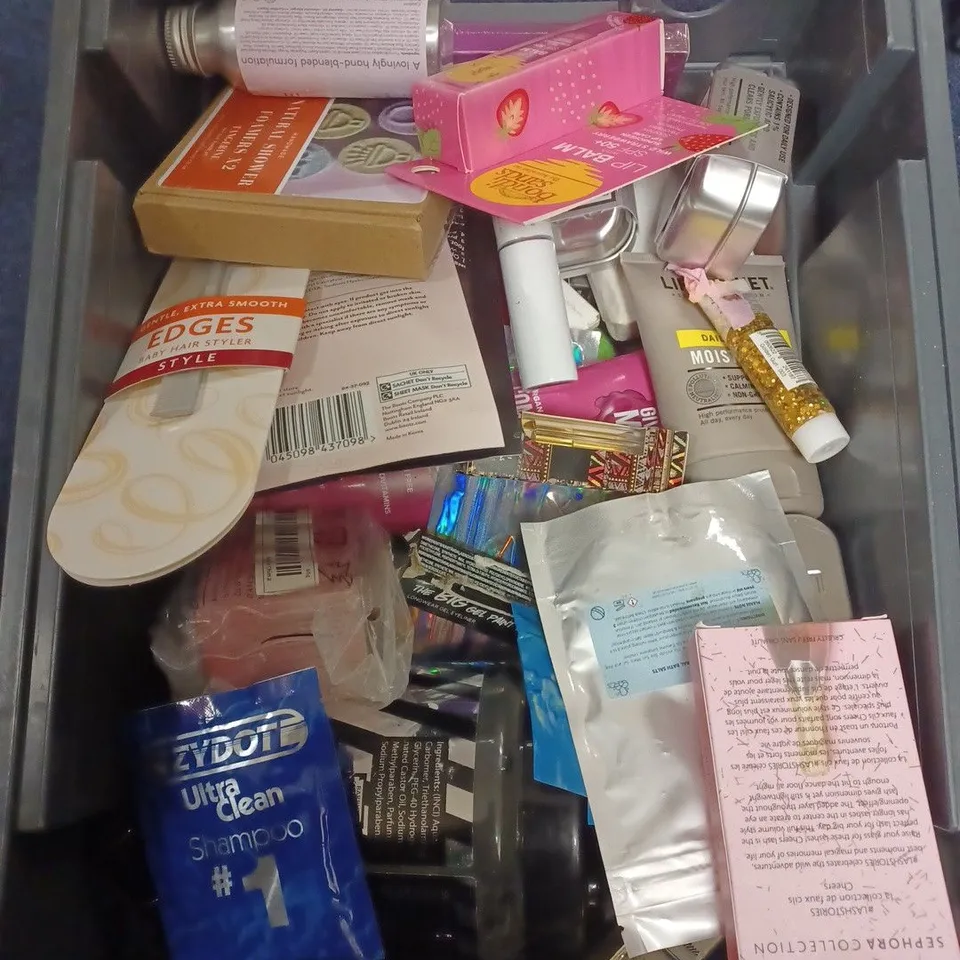 LOT OF APPROXIMATELY 20 COSMETICS ITEMS TO INCLUDE SHAMPOO , SMOOTHER , HAIR PERFECTER , ETC  