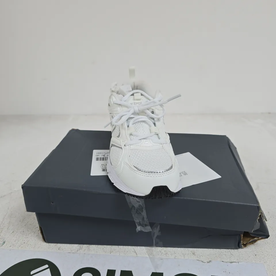 NEW BALANCE WHITE TRAINERS SIZE 5 BOXED