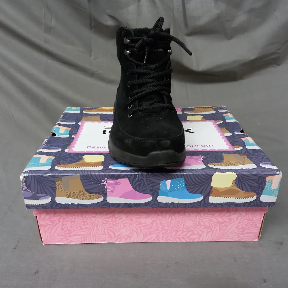 BOXED PAIR OF SKECHERS GO WALK BOOTS IN BLACK SIZE 4