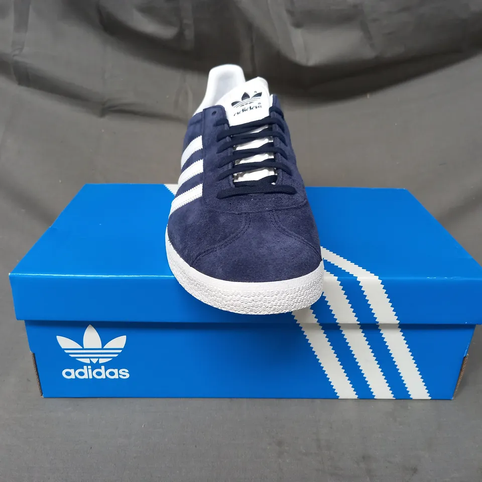BOXED PAIR OF ADIDAS GAZELLE SHOES IN NAVY/WHITE UK SIZE 11