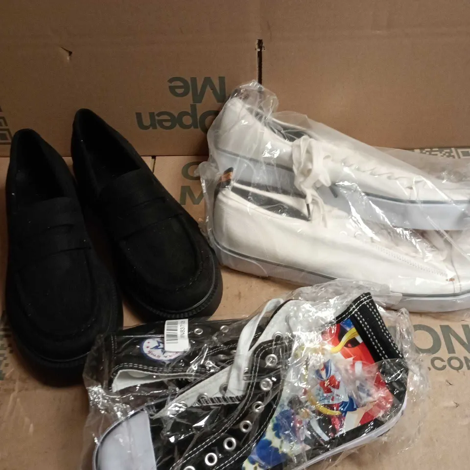 APPROXIMATELY 15 PAIRS OF ASSORTED SHOES TO INCLUDE - BOOTS - SLIPPERS - TRAINERS ETC