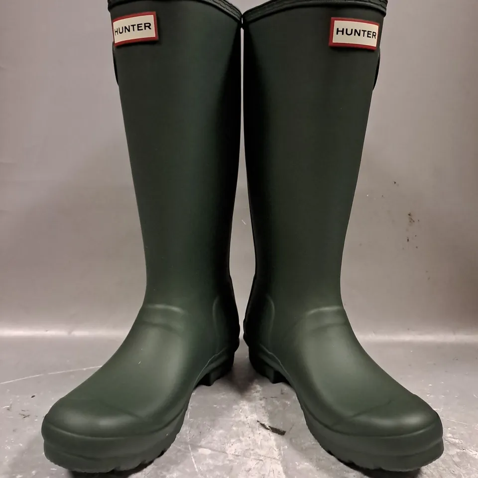 BOXED PAIR OF HUNTER WELLINGTON BOOTS IN GREEN UK SIZE 3