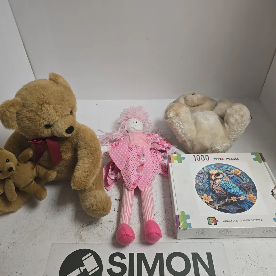 BOX OF APPROXIMATELY 10 ASSORTED TOYS INCLUDING A 1000 PIECE PUZZLE A SUPERDURG SOFT TOY AND A CREAM COLOURED SOFT BEAR