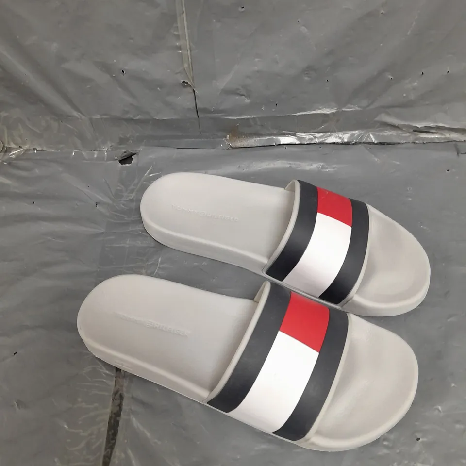 UNBOXED PAIR OF TOMMY HILFIGER GREY SLIDES US SIZE 8 