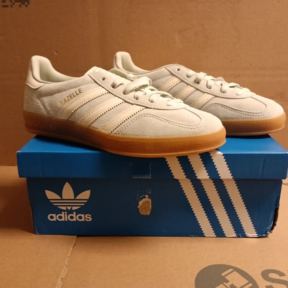 BOXED PAIR OF ADIDAS GAZELLE INDOOR WOMEN'S TRAINERS IN MINT GREEN/CREAM SIZE UK 5
