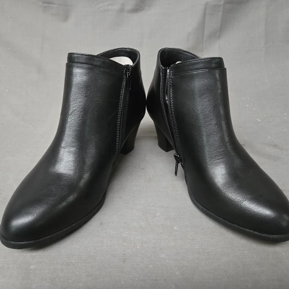 BOXED PAIR OF CUSHION-WALK BLOCK HEEL ANKLE BOOTS IN BLACK SIZE 6