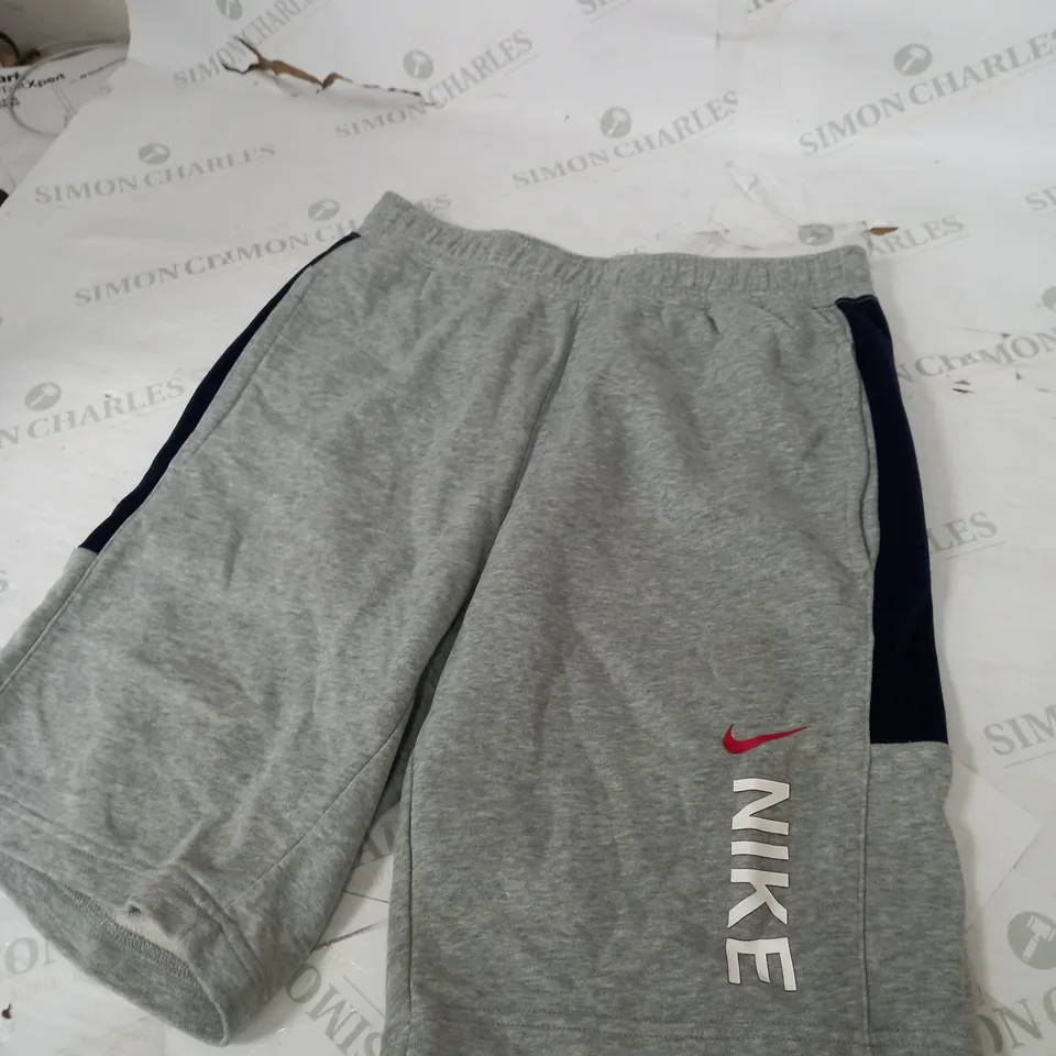 NIKE CASUAL FLEECE SHORTS IN GREY SIZE S