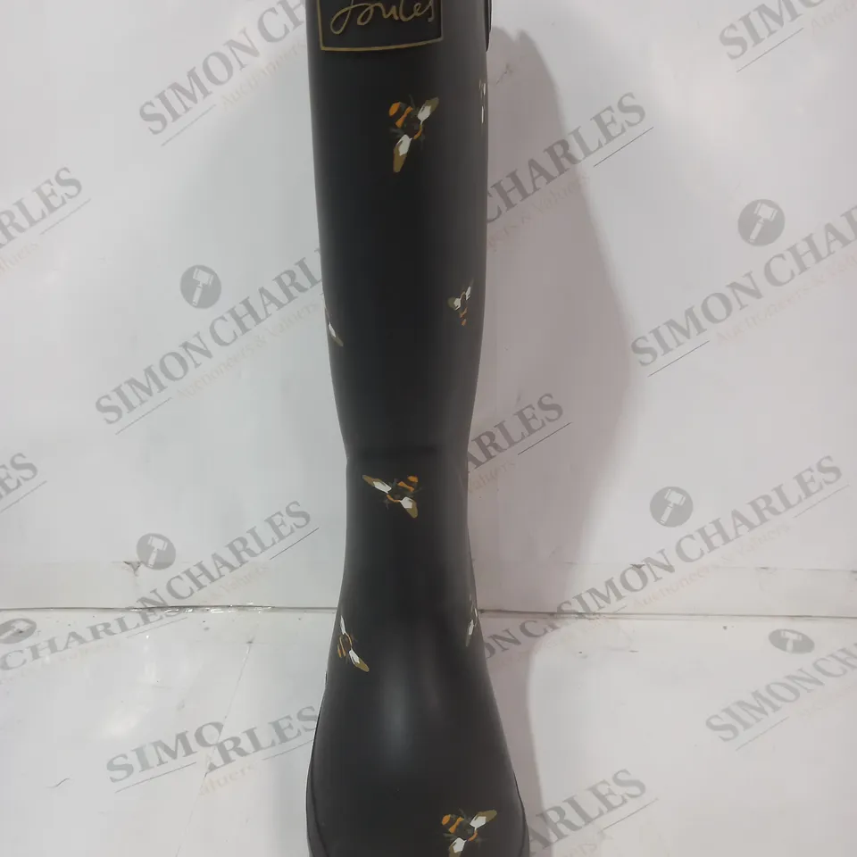 BOXED PAIR OF JOULES WELLINGTON BOOTS IN BLACK W. BEE DESIGN UK SIZE 5