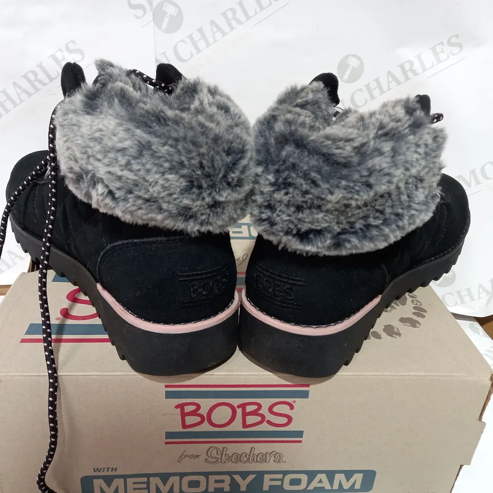 BOXED PAIR OF SKECHERS BLACK HIKER TRAINERS - SIZE 5