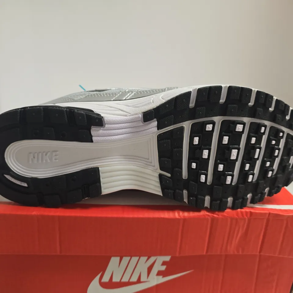 BOXED PAIR OF NIKE P-6000 TRAINERS – MEN'S UK 7.5