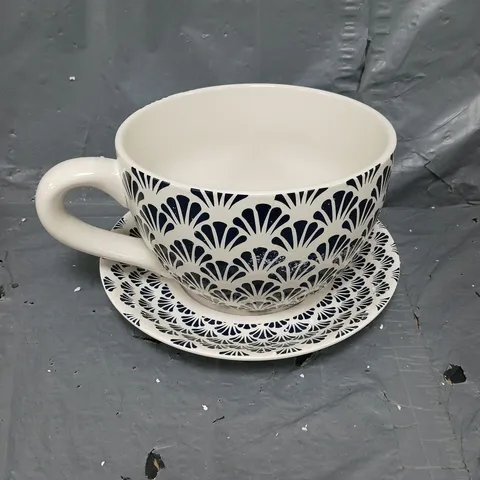 CUP & SAUCER PLANTER IN WHITE/NAVY