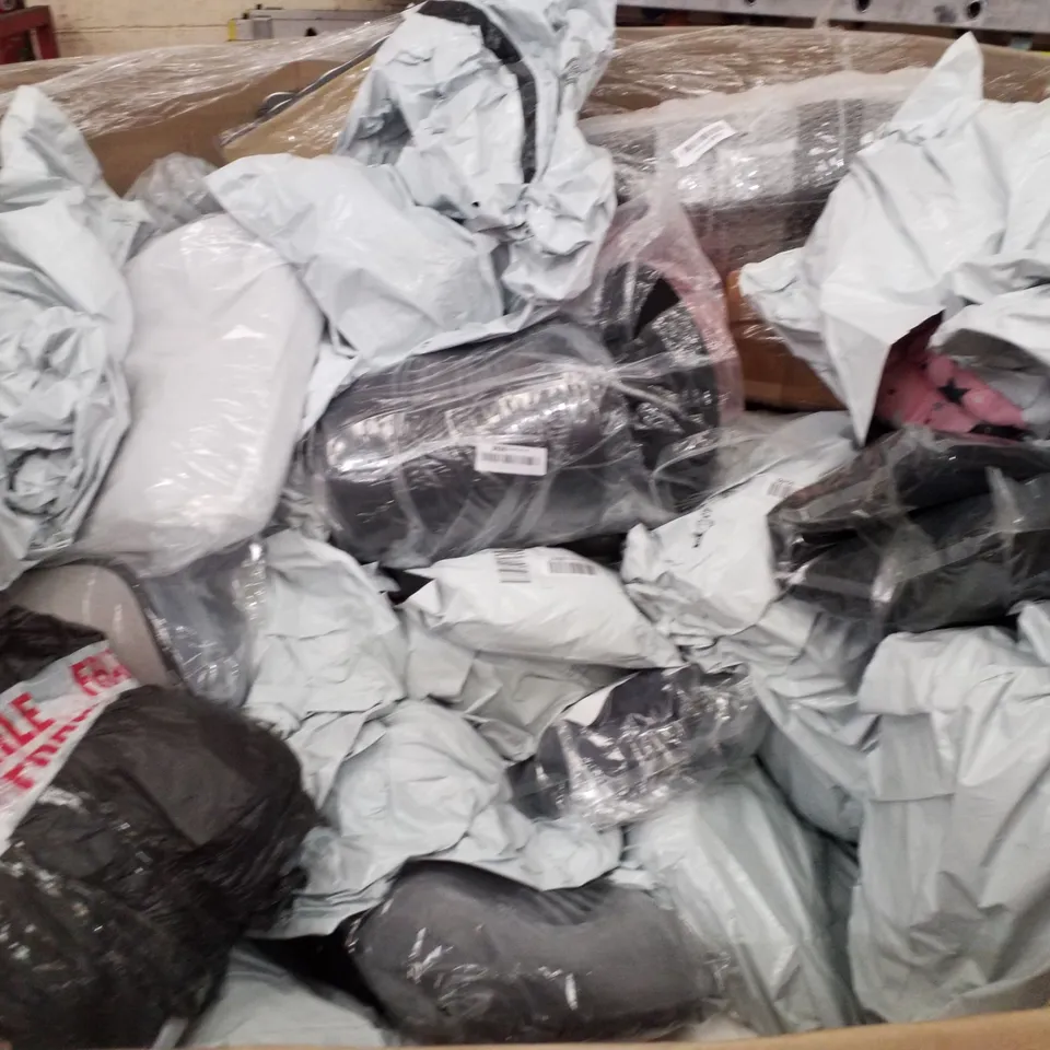 PALLET CONTAINING ASSORTED PILLOWS & CUSHIONS