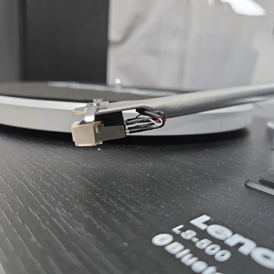 LENCO LS-500 BLUETOOTH TURNTABLE WITH TWO SPEAKERS