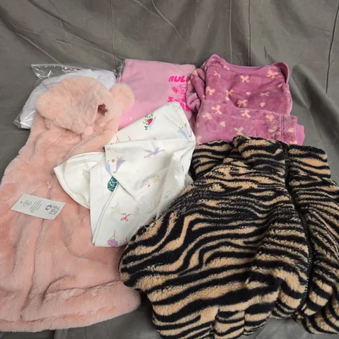 BOX OF APPROXIMATELY 30 ASSORTED KIDS CLOTHING ITEMS TO INCUDE - JACKET, PYJAMAS, HOODY ETC