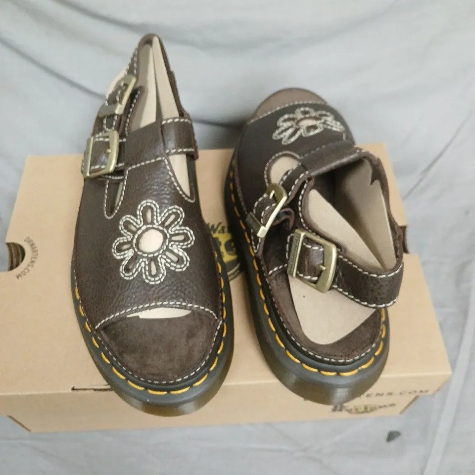 BOXED DR. MARTENS AIRWAIR DUNNET FLOWER SANDALS - KELP BROWN, UK7 (EU41)