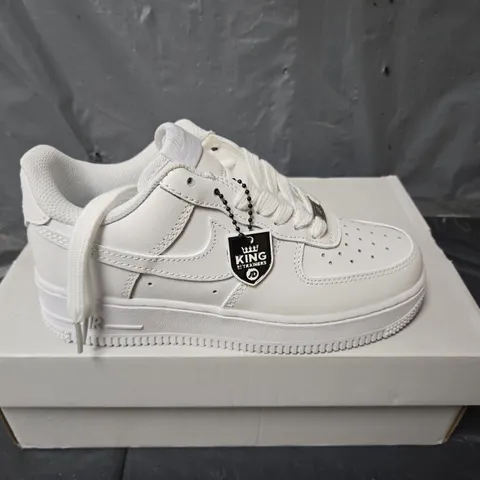 BOXED PAIR OF NIKE AIR FORCE 1 07 TRAINERS IN WHITE - UK 2