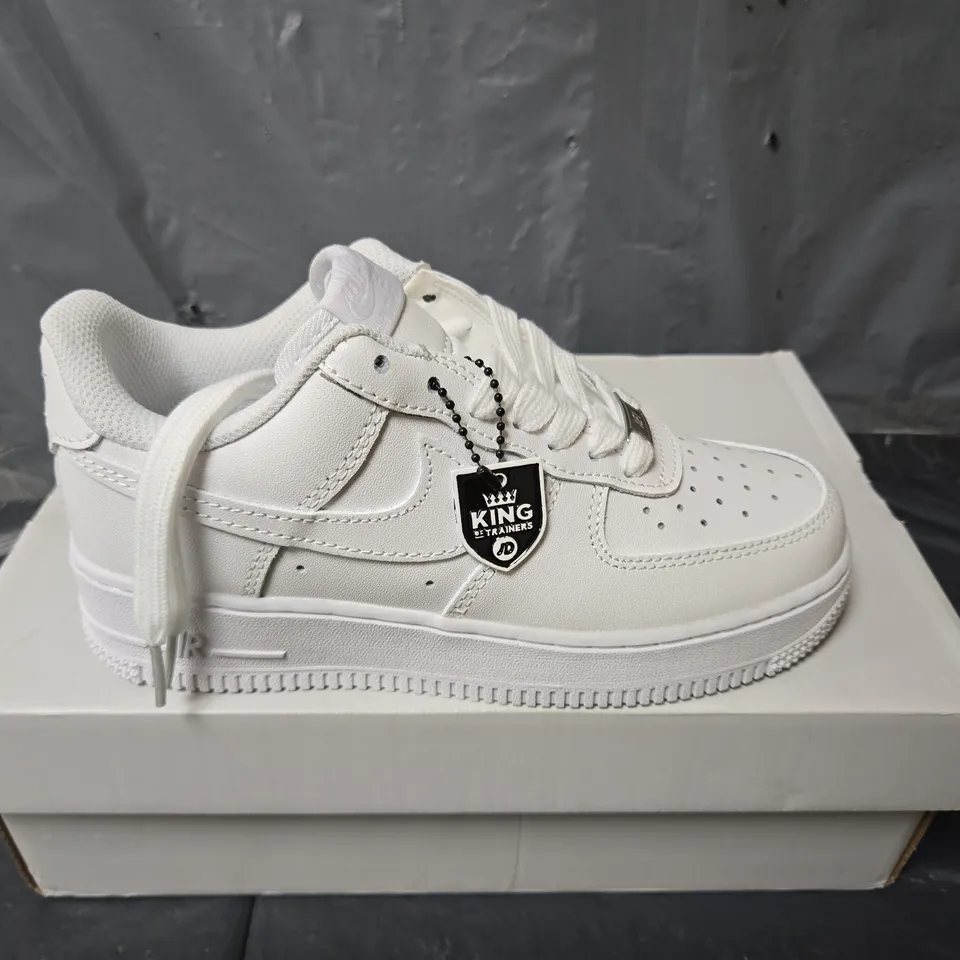 BOXED PAIR OF NIKE AIR FORCE 1 07 TRAINERS IN WHITE - UK 2