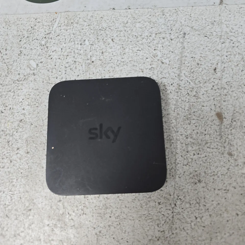 TOTE OF APPROXIMATELY 12 ASSORTED ITEMS TO INCLUDE: SKY ROUTER