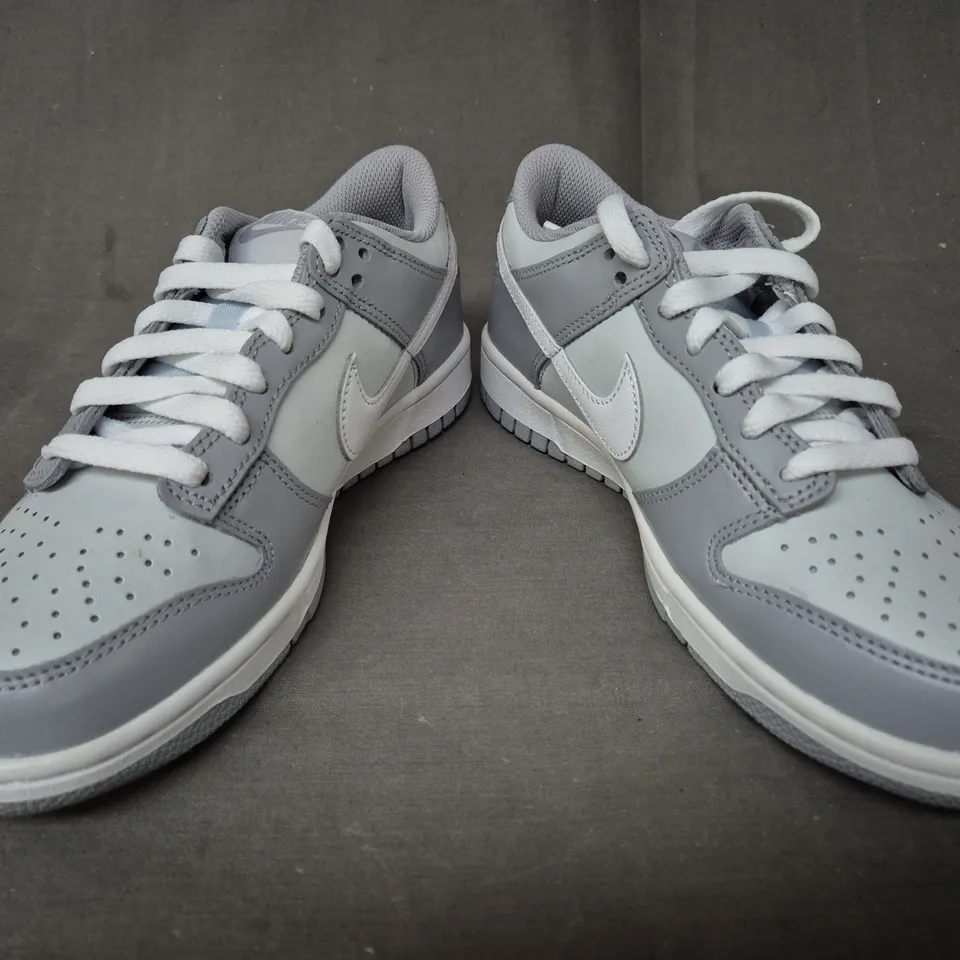 BOXED PAIR OF NIKE DUNK LOW SHOES IN GREY/WHITE UK SIZE 5.5