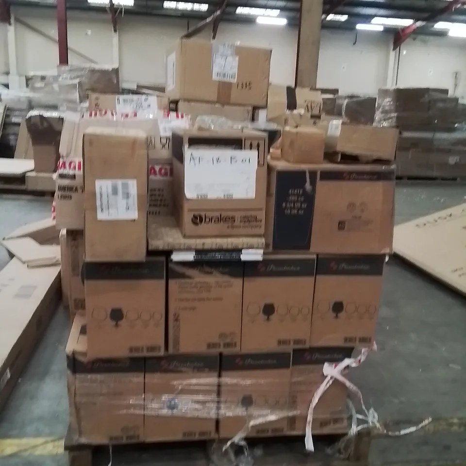PALLET CONTAINING A LARGE QUANTITY OF PASABAHCE GOBLET GLASSES AND OTHER ASSORTED GLASSES