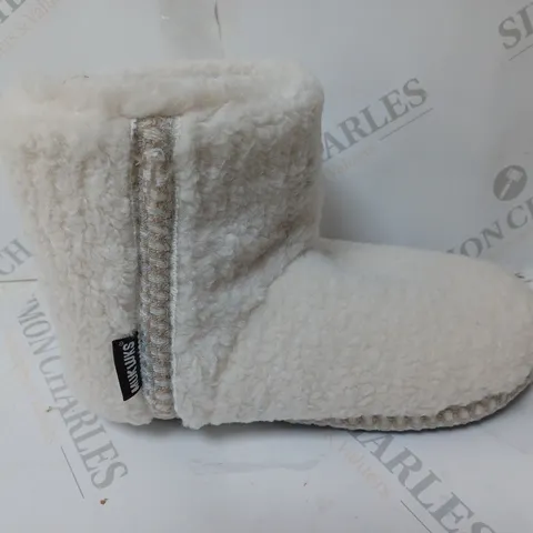 PAIR OF MUK LUKS FREJA SLIPPERS CREAM - SIZE 6