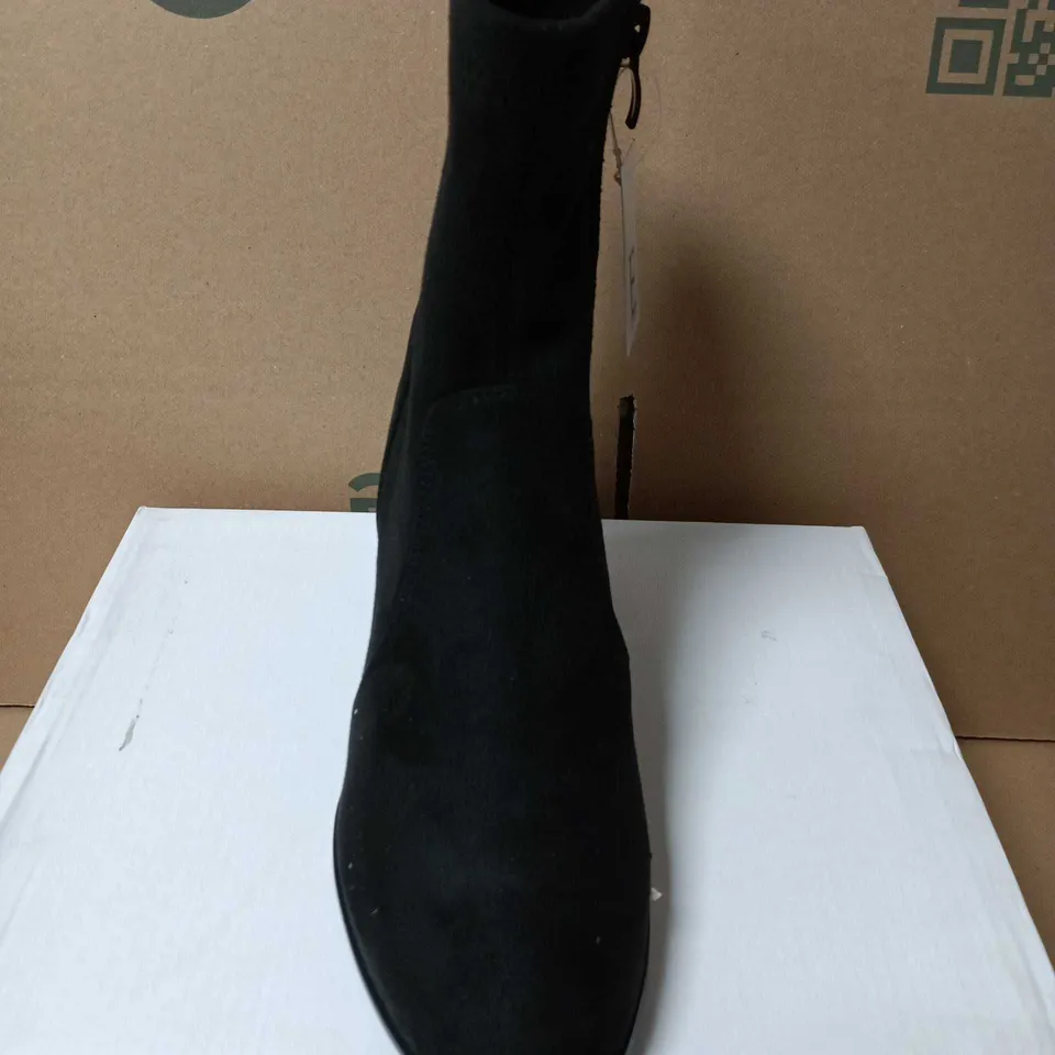 BOXED PAIR OF SHOES BY EMMA BLACK SUEDE ANKLE BOOTS – SIZE 4