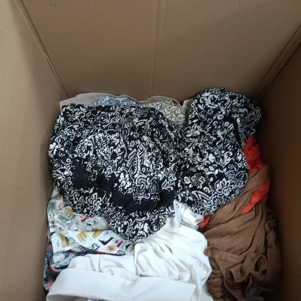 BOX OF APPROXIMATELY 10 ASSORTED CLOTHING ITEMS IN DIFFERENT STYLES, COLOURS AND SIZES