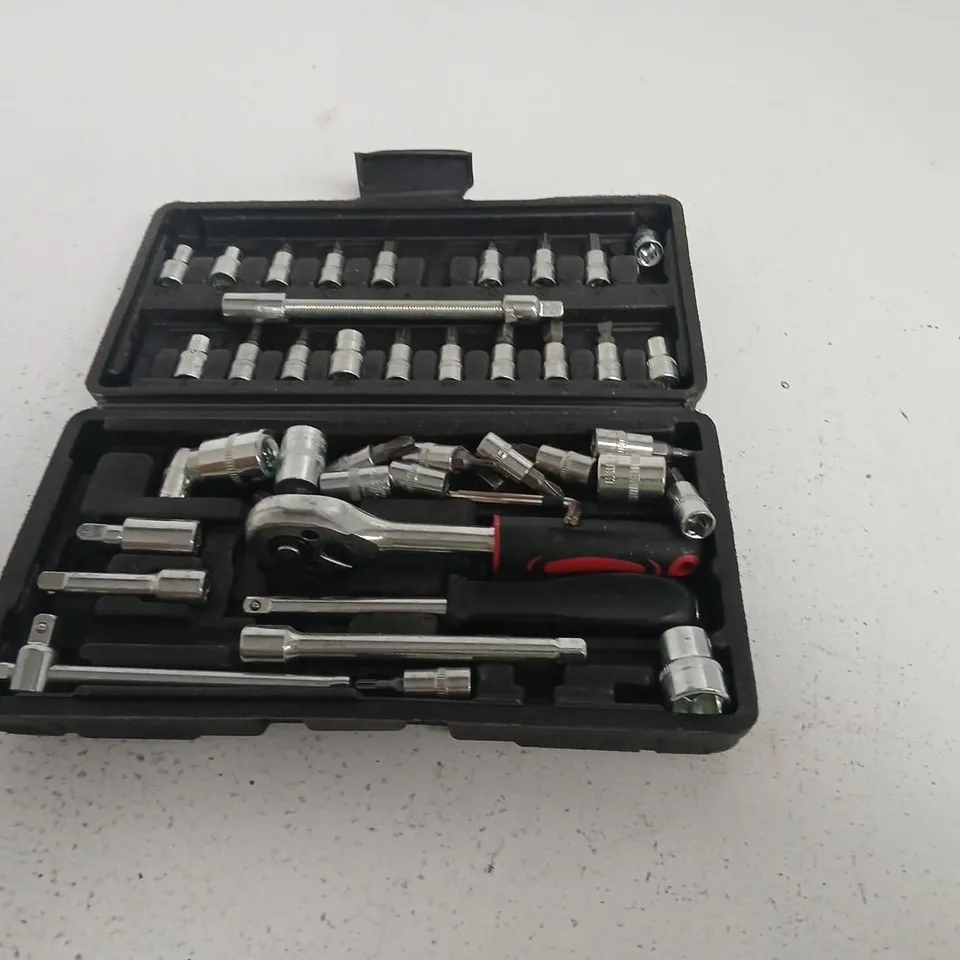 SOCKET WRENCH SET WITH ASSORTED SOCKETS IN CASE