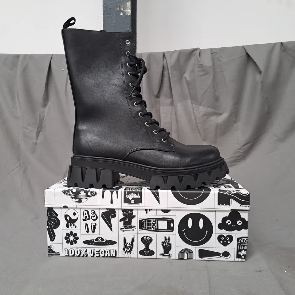 BOXED PAIR OF KOI VEGAN SIREN MEN'S TALL LACE UP BOOTS IN BLACK UK SIZE 9