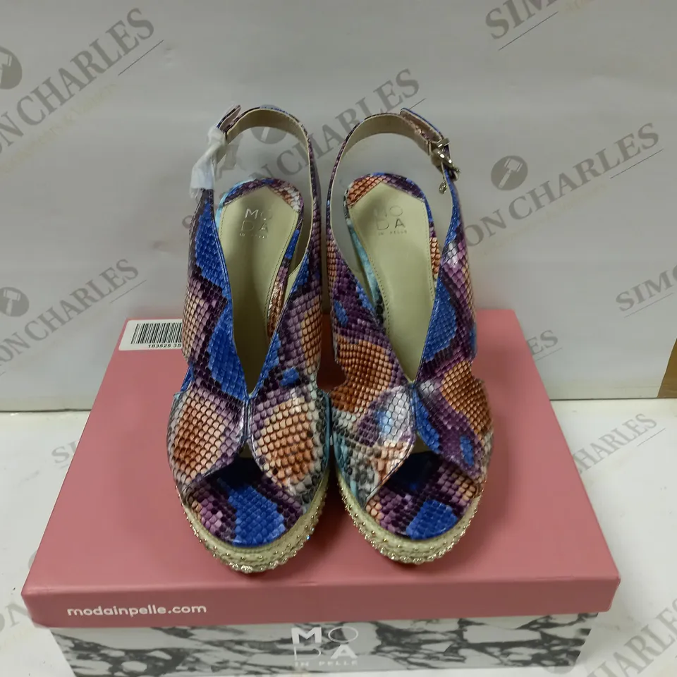 MODA IN PELLE PERIAR BLUE MULTI COLOUR SNAKE PRINT CUT OUT WEDGE WITH METAL DETALS - SIZE EU 40