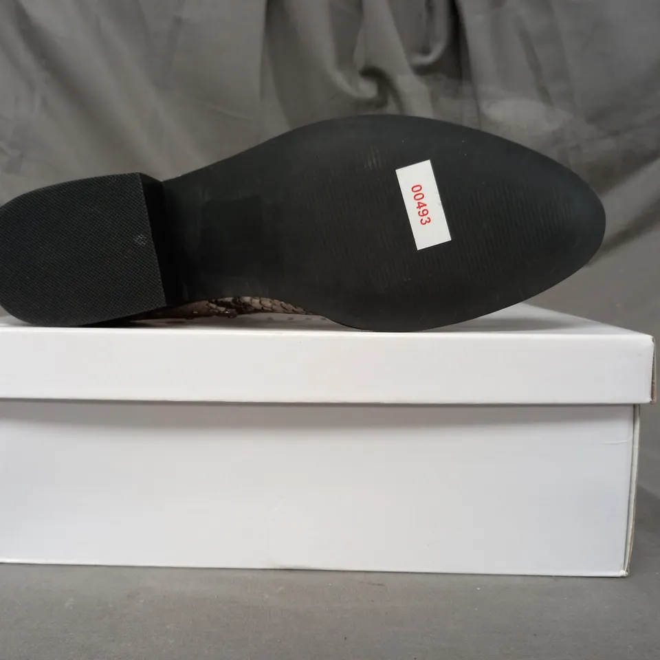 BOXED PAIR OF STEVE MADDEN CADE LEATHER ANKLE BOOTS IN BEIGE EU SIZE 41