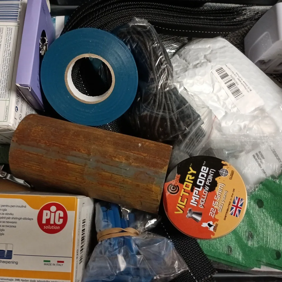 APPROXIMATELY 10 ASSORTED HOUSEHOLD ITEMS TO INCLUDE FLAMELESS CANDLE LIGHT, PADDINGTON BEAR COASTERS, ETC