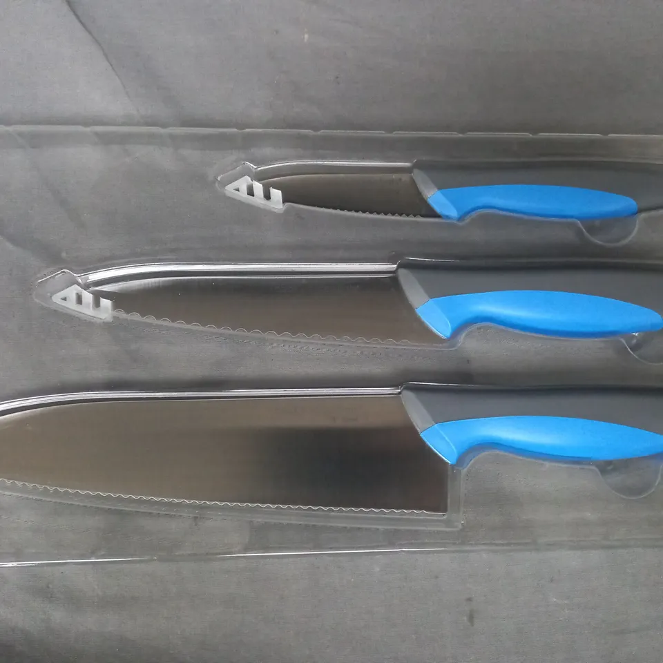 BOXED COOKS ESSENTIALS KITCHEN KNIFE SET IN BLUE