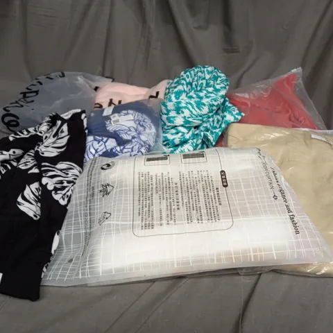 LARGE QAUNTIITY OF ASSORTED CLOTHING ITEMS TO INCLUDE SKIRTS, T-SHIRTS AND DRESSES