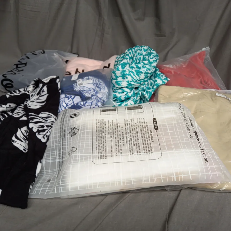 LARGE QAUNTIITY OF ASSORTED CLOTHING ITEMS TO INCLUDE SKIRTS, T-SHIRTS AND DRESSES