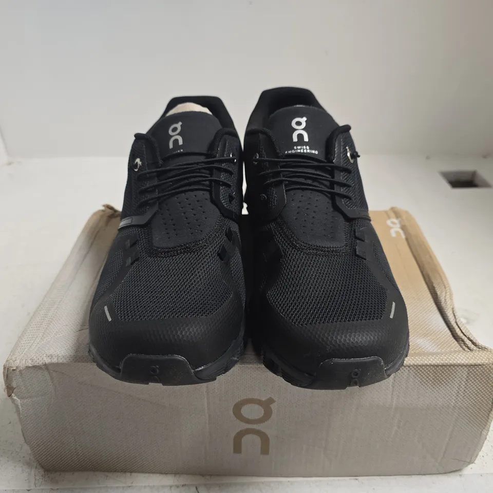 BOXED PAIR OF ON RUNNING CLOUD 5 ALL BLACK TRAINERS - UK 9.5