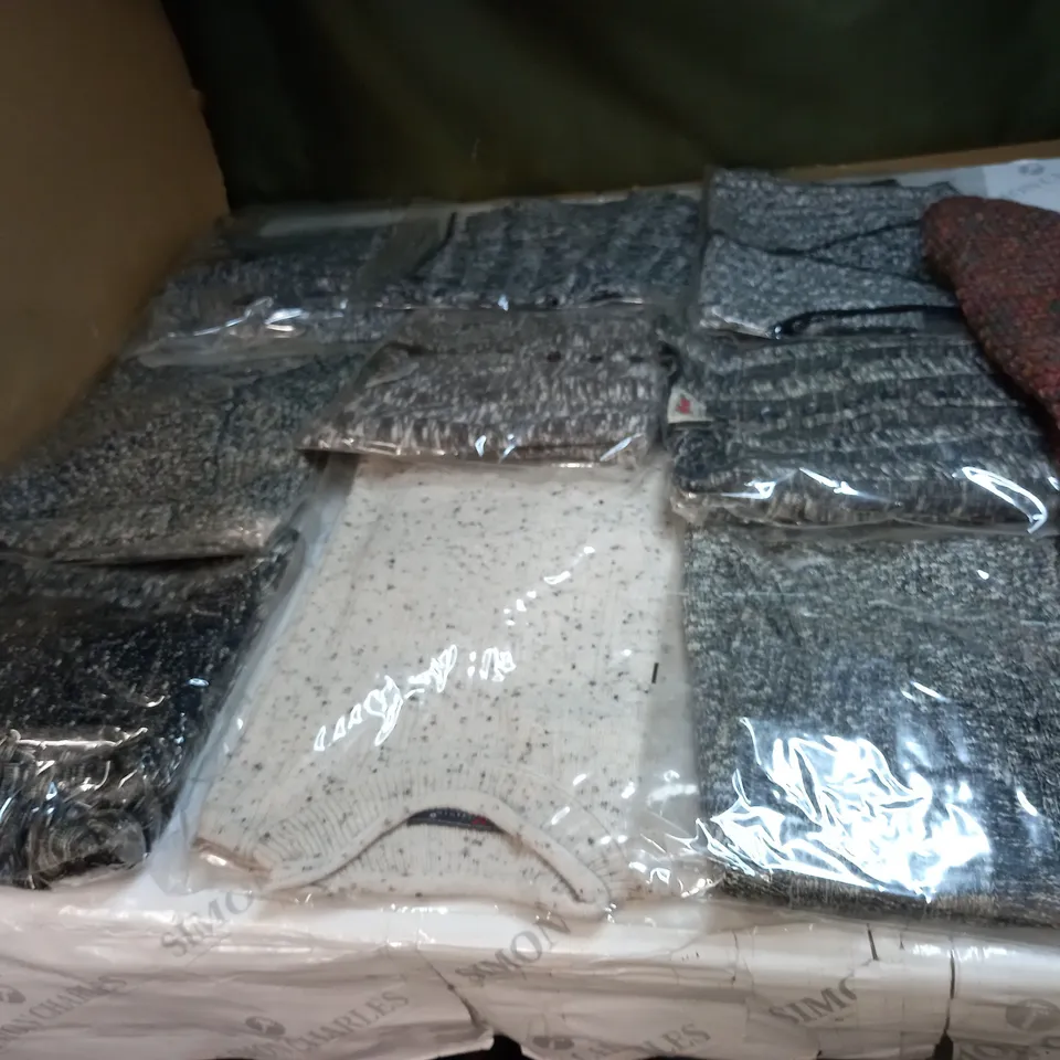 LOT OF APPROX 10 ASSORTED CLOTHING ITEMS IN VARIOUS SIZES