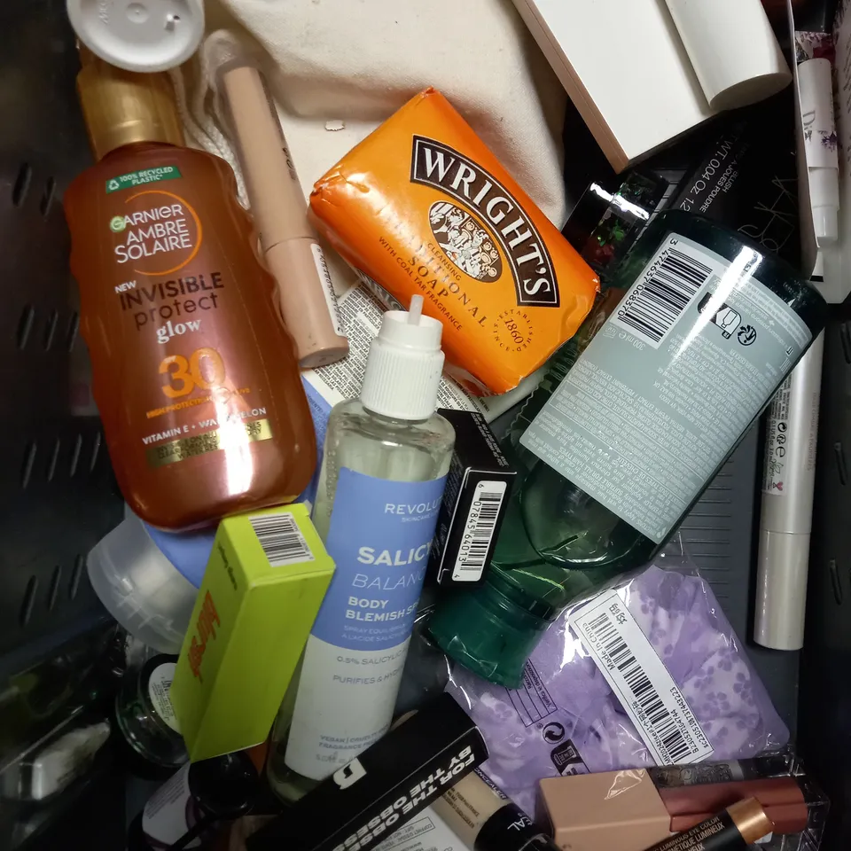 BOX OF APPROXIMATELY 25 ASSORTED HEALTH & BEAUTY PRODUCTS TO INCLUDE COSRX SNAIL 92 CREAM, NU SKIN AP24 TOOTHPASTE, AMELIORATE INTENSE HAND THERAPY ETC 